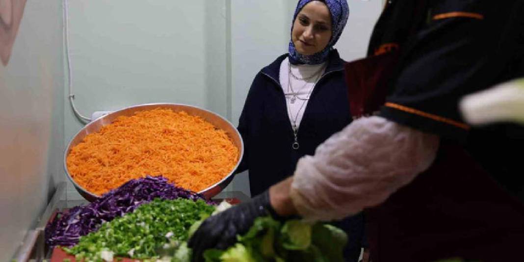 Gönüllüler ihtiyaç sahipleri için el ele verdi: Günlük 250 kişi için iftar hazırlanıyor 6